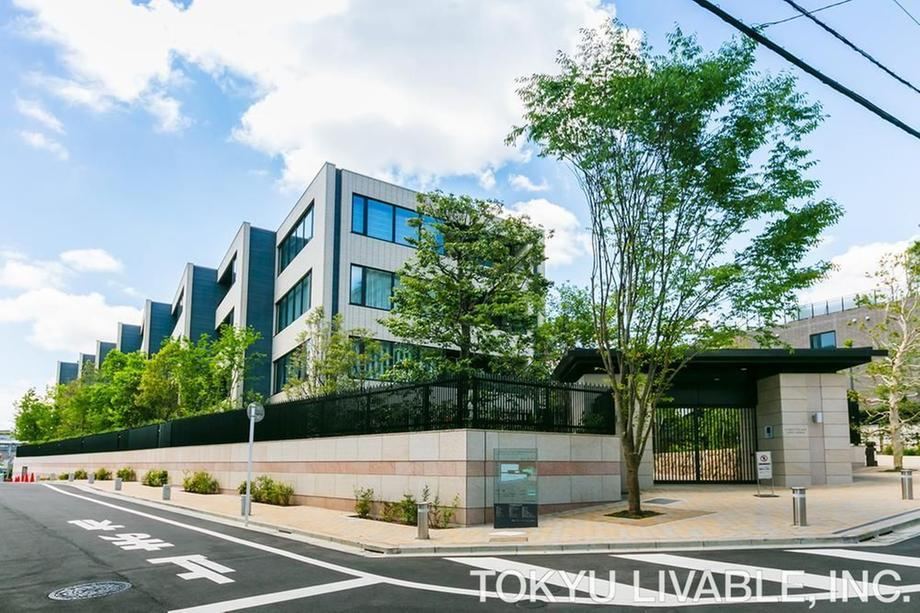 3LDK apartment in Shibuya Ward, Tokyo - Photo 1