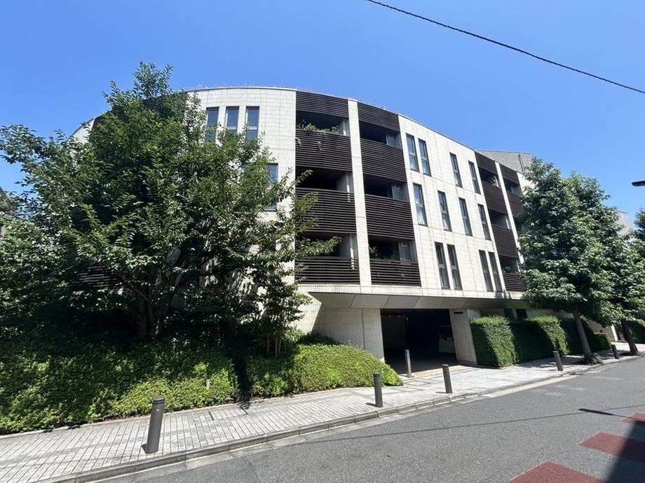 2LDK apartment in Minato Ward, Tokyo - Photo 1