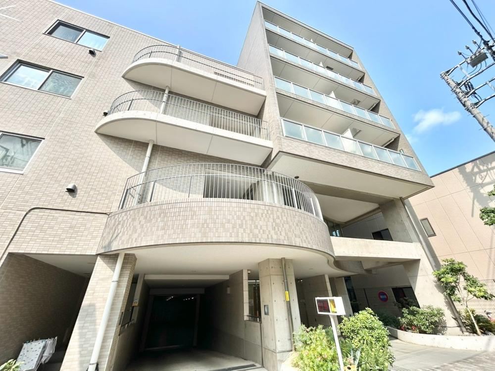 1LDK apartment in Shinjuku Ward, Tokyo - Photo 1