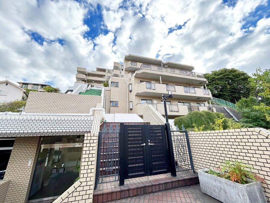 2LDK+S apartment in Naka Ward, Yokohama, Kanagawa - Photo 1