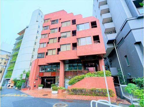 studio apartment in Shibuya Ward, Tokyo - Photo 1