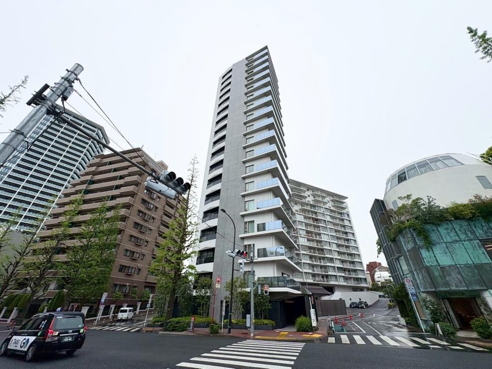 2LDK apartment in Minato Ward, Tokyo - Photo 1