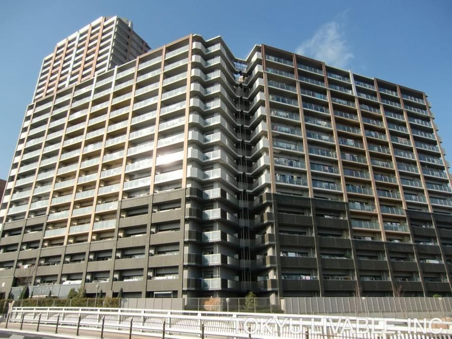 4LDK apartment in Tsurumi Ward, Osaka - Photo 1