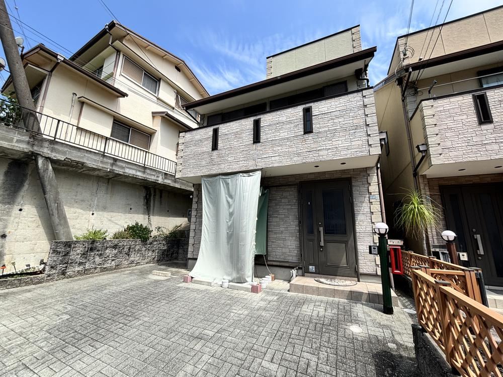 4LDK house in Tarumi Ward, Kobe, Hyogo - Photo 1