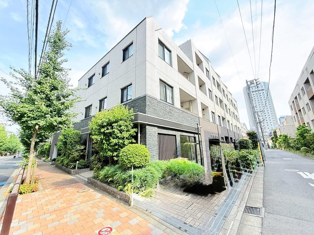 3LDK apartment in Shinjuku Ward, Tokyo - Photo 1
