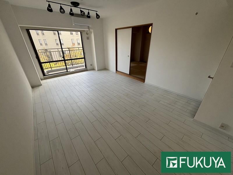 3LDK apartment in Chuo Ward, Kobe, Hyogo - Photo 1