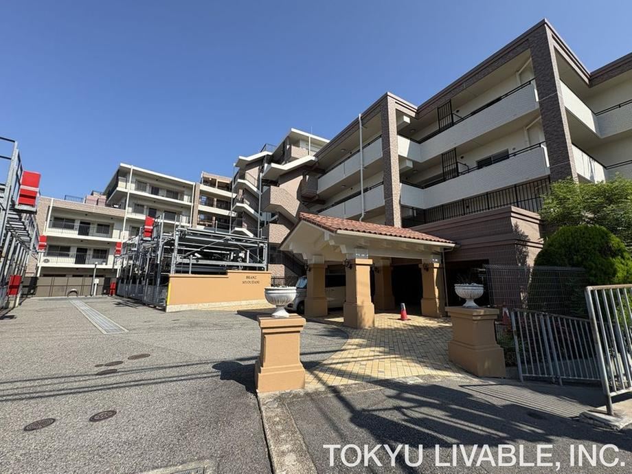 3LDK apartment in Tarumi Ward, Kobe, Hyogo - Photo 1
