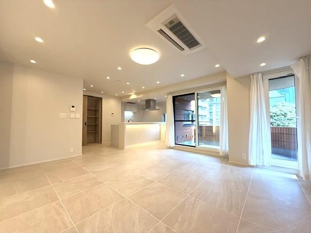 3LDK+S apartment in Minato Ward, Tokyo - Photo 1