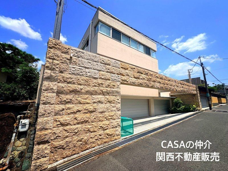 4LDK house in Toyonaka, Osaka - Photo 1
