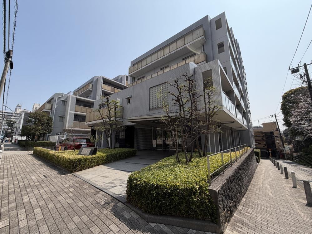 3LDK apartment in Shinagawa Ward, Tokyo - Photo 1