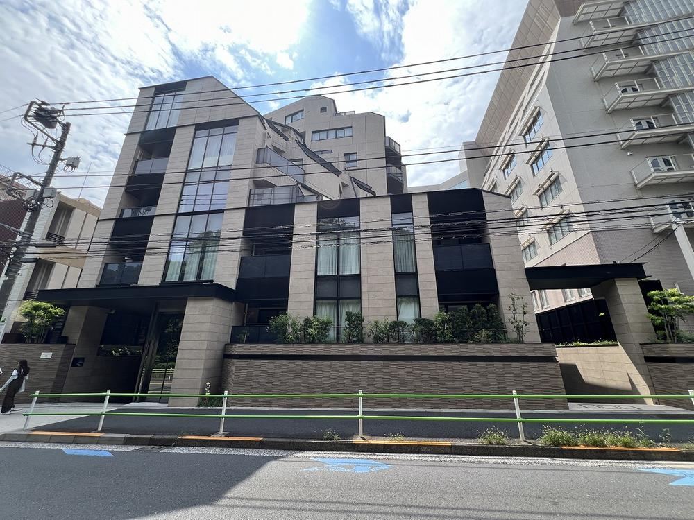 3LDK apartment in Minato Ward, Tokyo - Photo 1