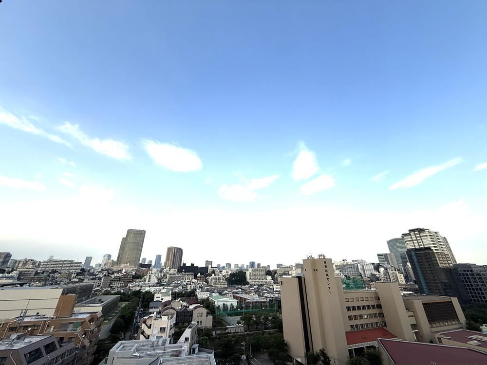 2LDK+S apartment in Meguro Ward, Tokyo - Photo 1