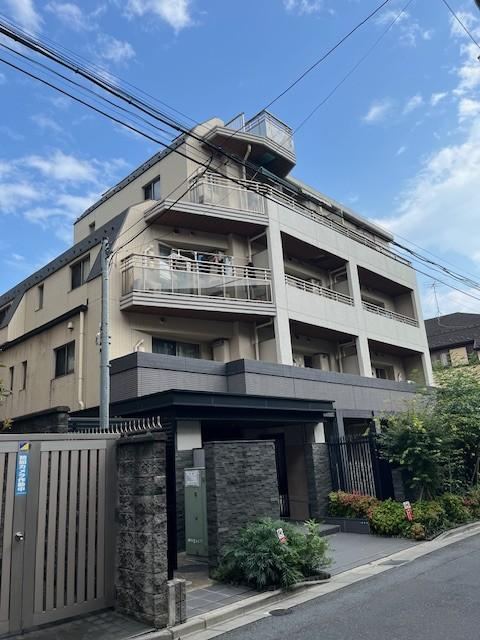 1LDK apartment in Shinjuku Ward, Tokyo - Photo 1