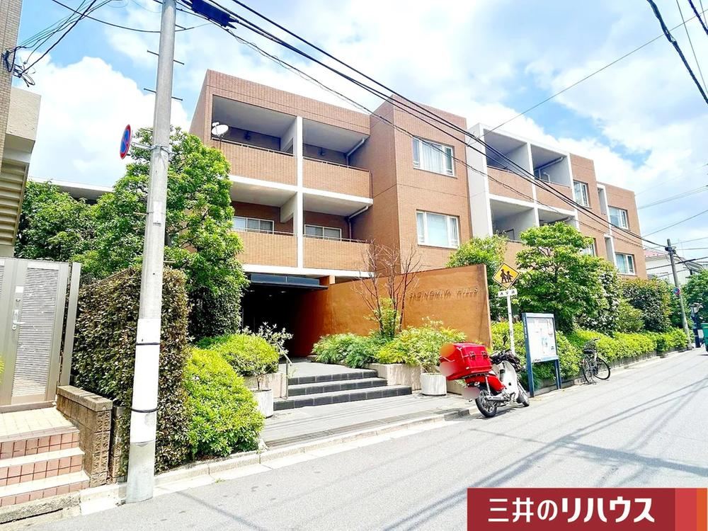 2LDK+S apartment in Nakano Ward, Tokyo - Photo 1