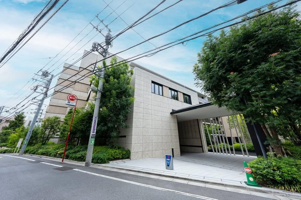 3LDK apartment in Shibuya Ward, Tokyo - Photo 1