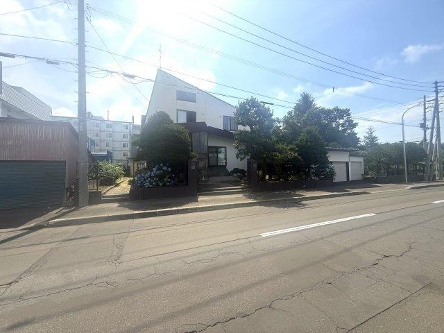 9LDK house in Ebetsu, Hokkaido - Photo 1