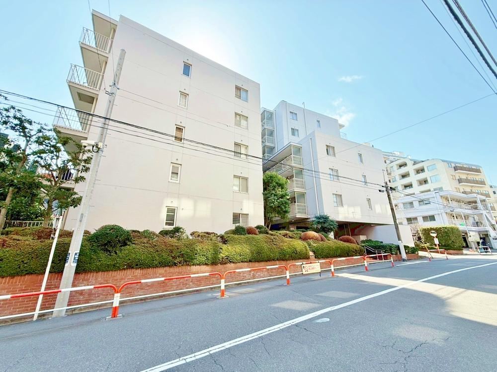 3LDK apartment in Shinjuku Ward, Tokyo - Photo 1