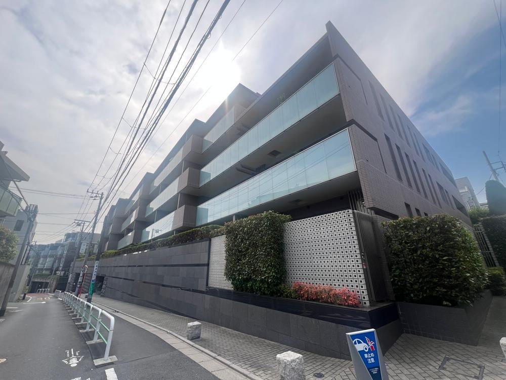 2LDK apartment in Meguro Ward, Tokyo - Photo 1