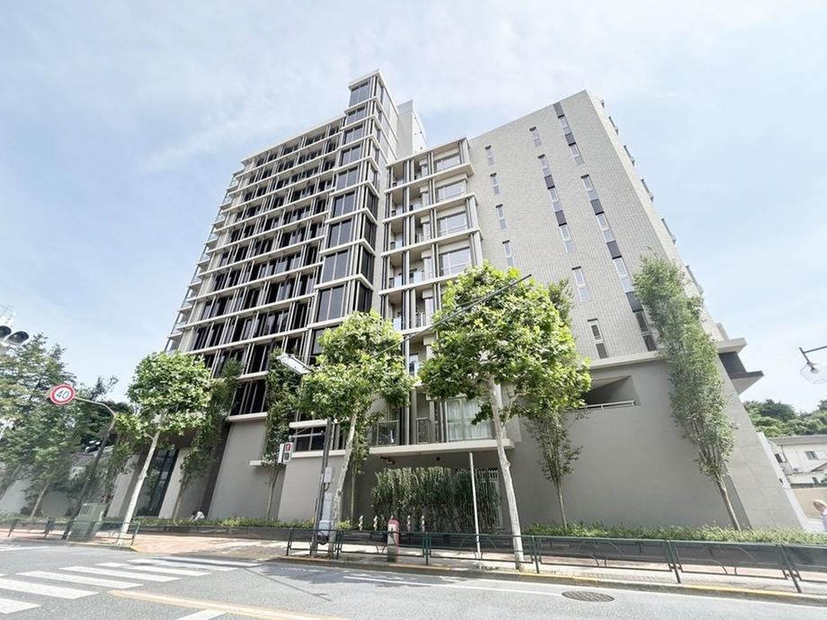 2LDK+S apartment in Shinjuku Ward, Tokyo - Photo 1