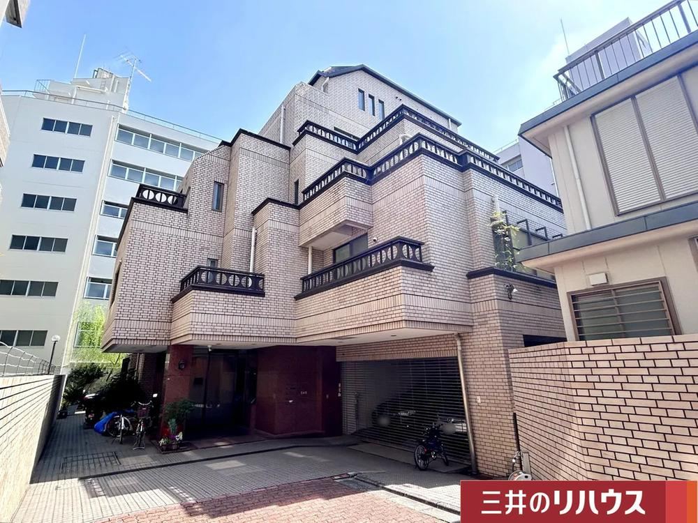 2LDK apartment in Shinjuku Ward, Tokyo - Photo 1