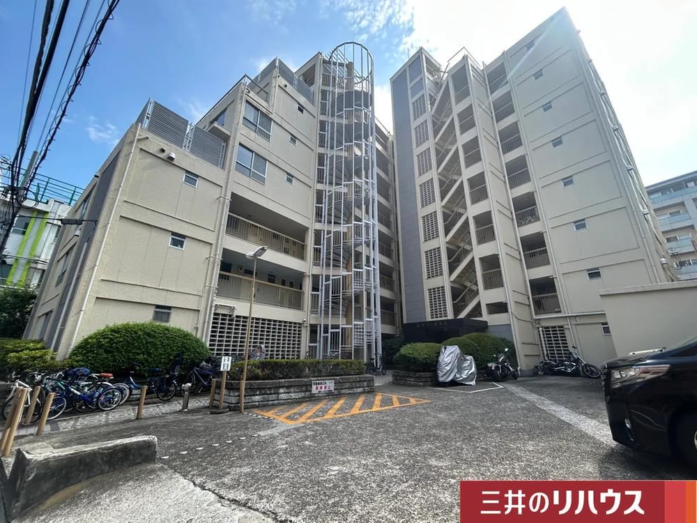 2LDK apartment in Minato Ward, Tokyo - Photo 1