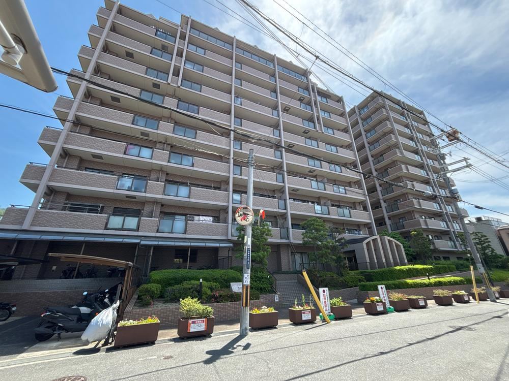 3LDK apartment in Higashiosaka, Osaka - Photo 1