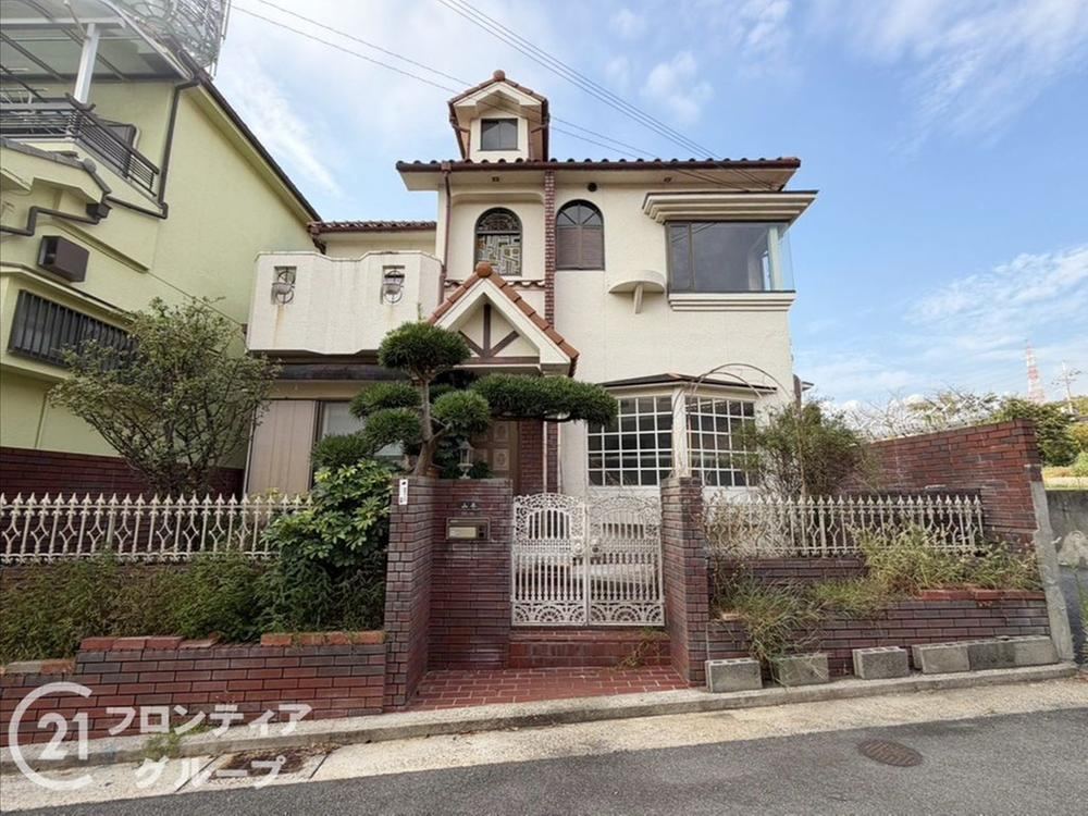 4LDK house in Yao, Osaka - Photo 1