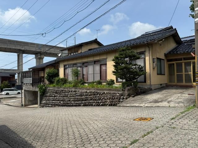 8DK house in Kanazawa, Ishikawa - Photo 1