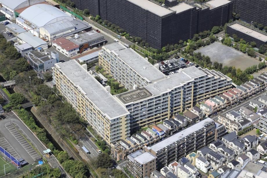 2LDK+S apartment in Chofu, Tokyo - Photo 1