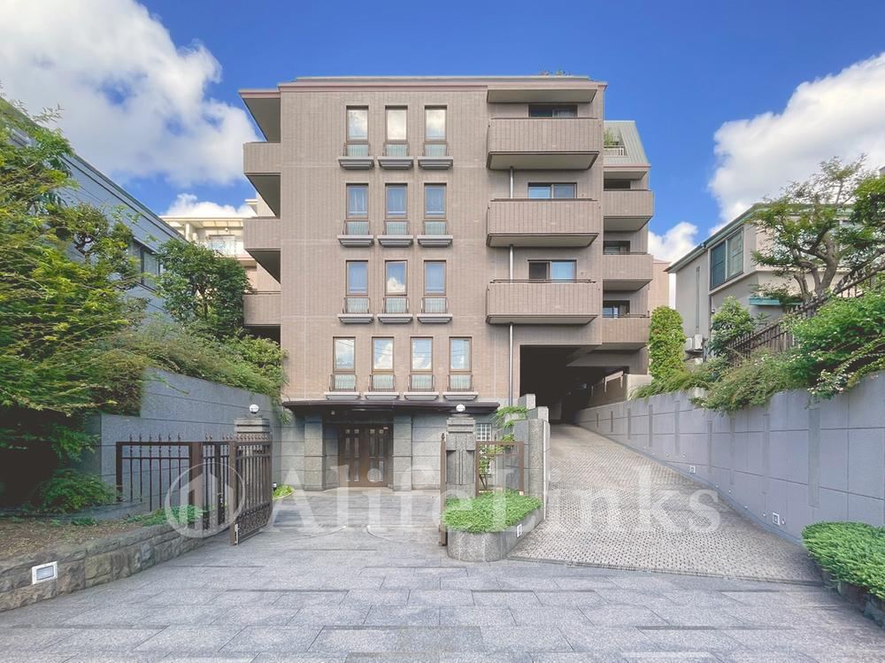 3LDK apartment in Minato Ward, Tokyo - Photo 1