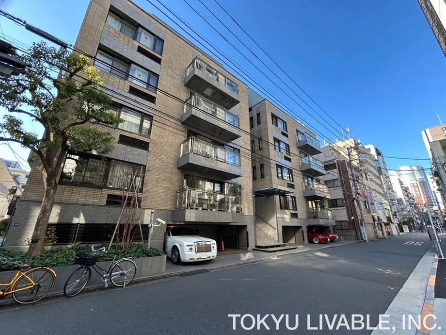 3LDK+S apartment in Minato Ward, Tokyo - Photo 1