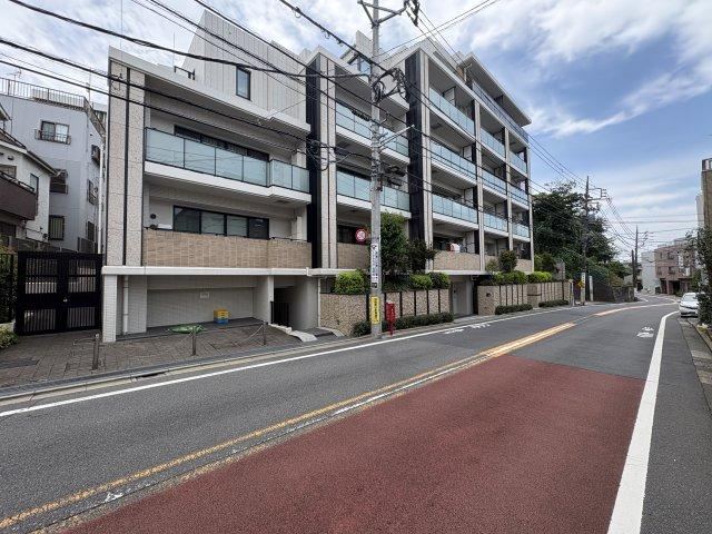 2LDK apartment in Meguro Ward, Tokyo - Photo 1