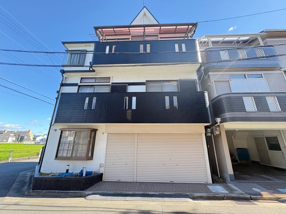 4LDK house in Yao, Osaka - Photo 1