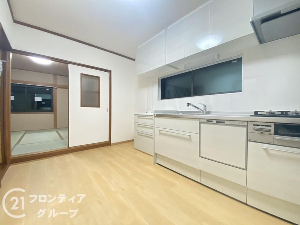3DK house in Hirakata, Osaka - Photo 1