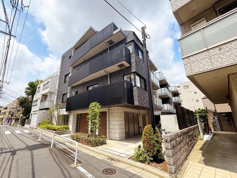 3LDK apartment in Shinjuku Ward, Tokyo - Photo 1