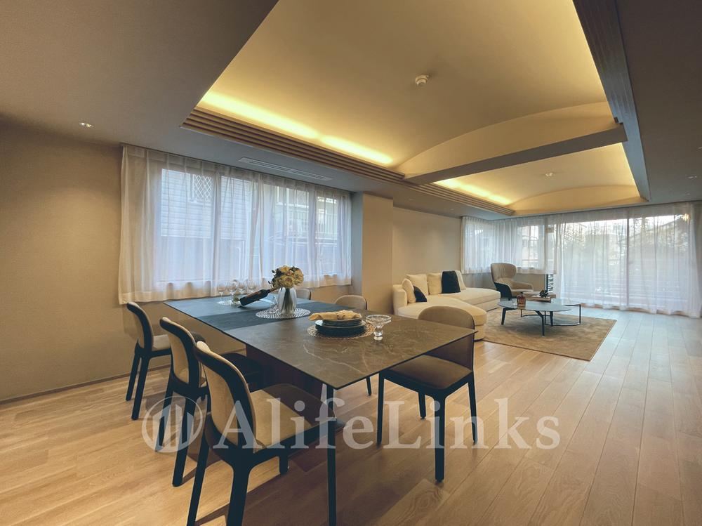 3LDK apartment in Shibuya Ward, Tokyo - Photo 1