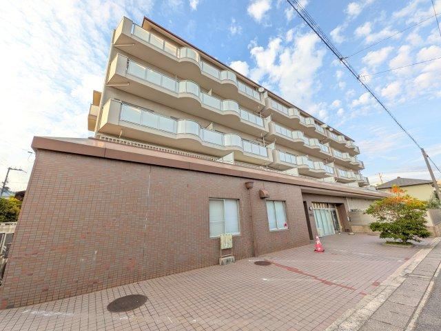 2LDK+S apartment in Higashinada Ward, Kobe, Hyogo - Photo 1
