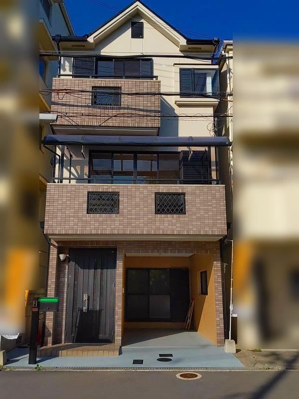 4LDK house in Hirakata, Osaka - Photo 1