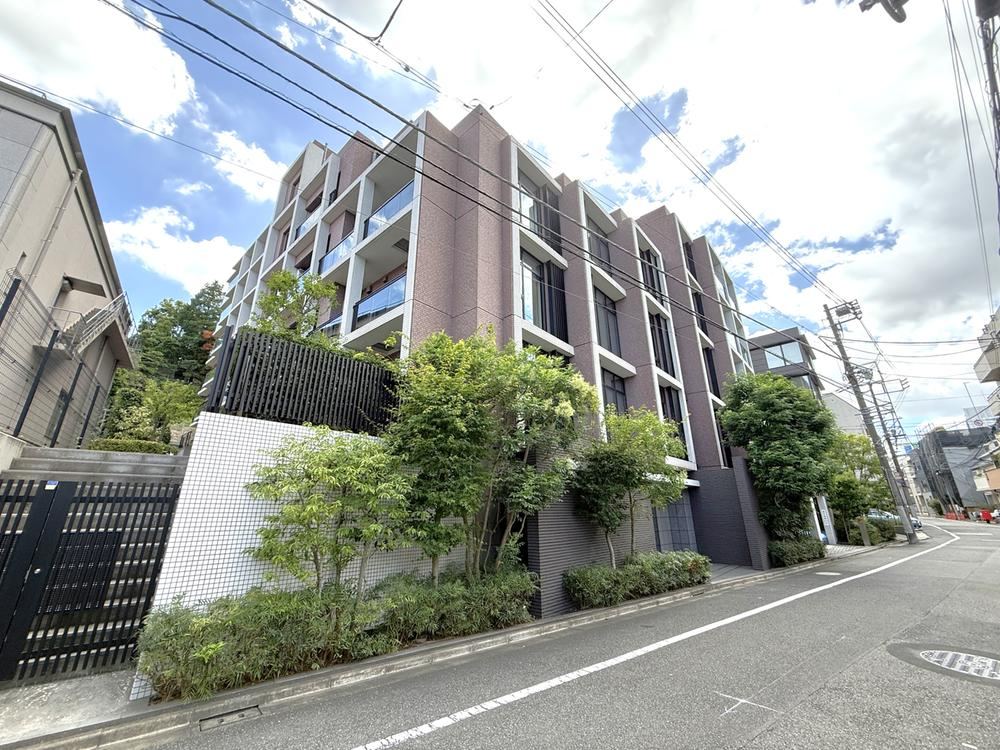 2LDK apartment in Shinjuku Ward, Tokyo - Photo 1