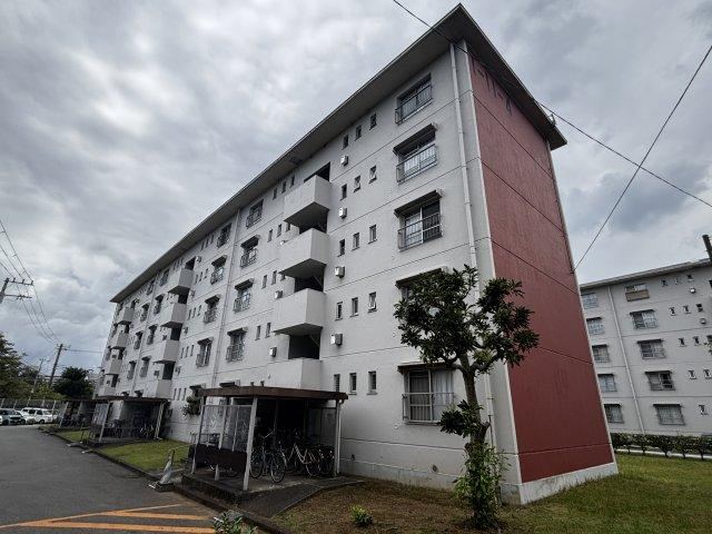 2LDK apartment in Mihama Ward, Chiba - Photo 1
