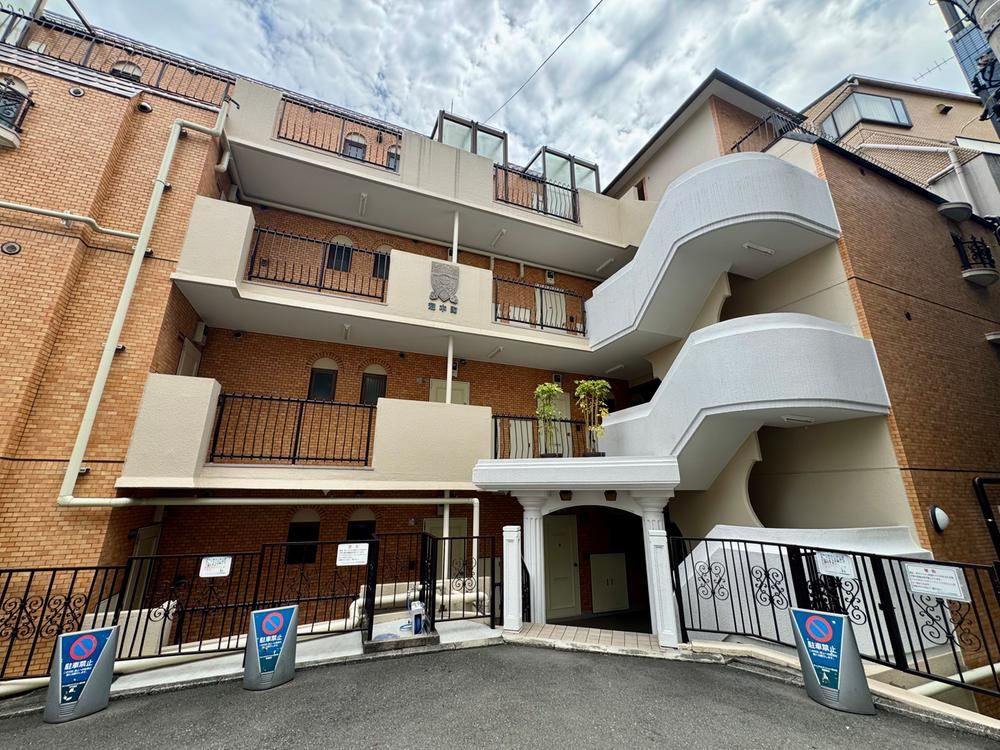 1LDK apartment in Shinjuku Ward, Tokyo - Photo 1