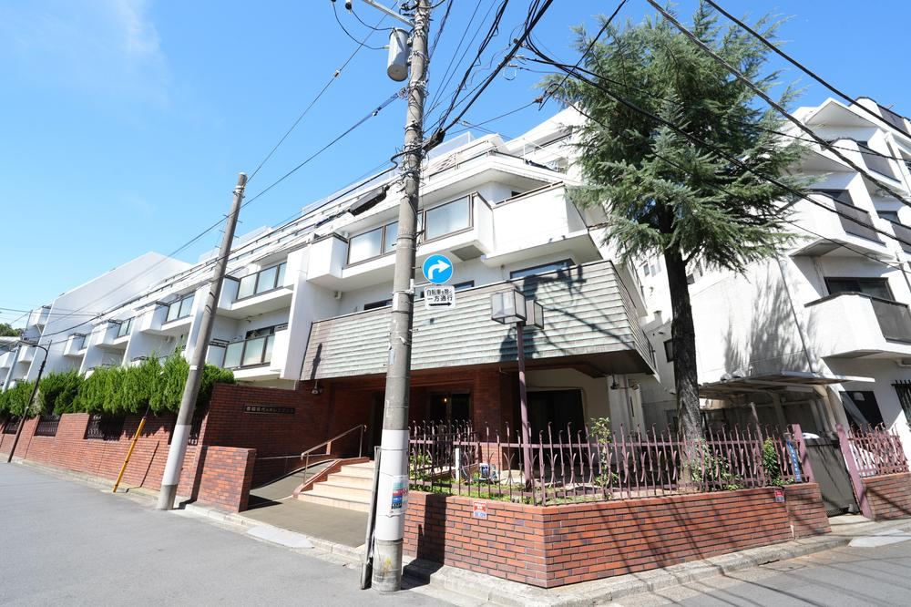 3LDK apartment in Shibuya Ward, Tokyo - Photo 1