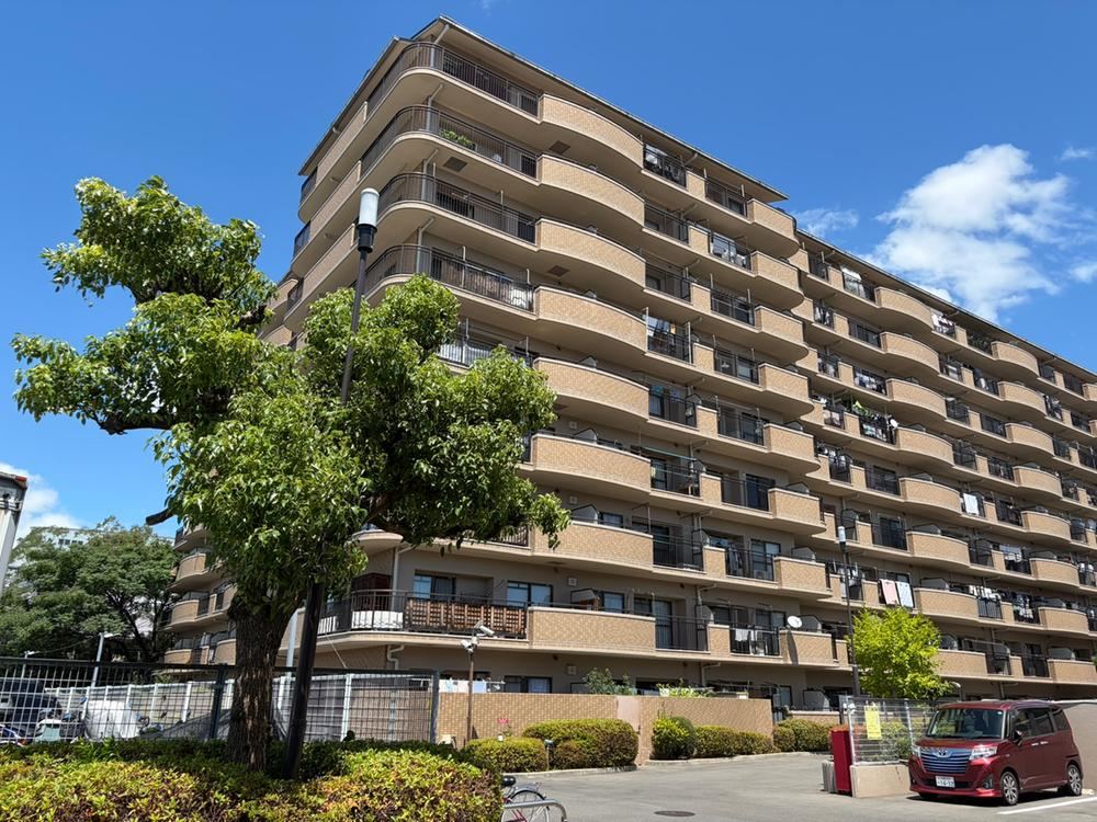 3LDK apartment in Higashiosaka, Osaka - Photo 1