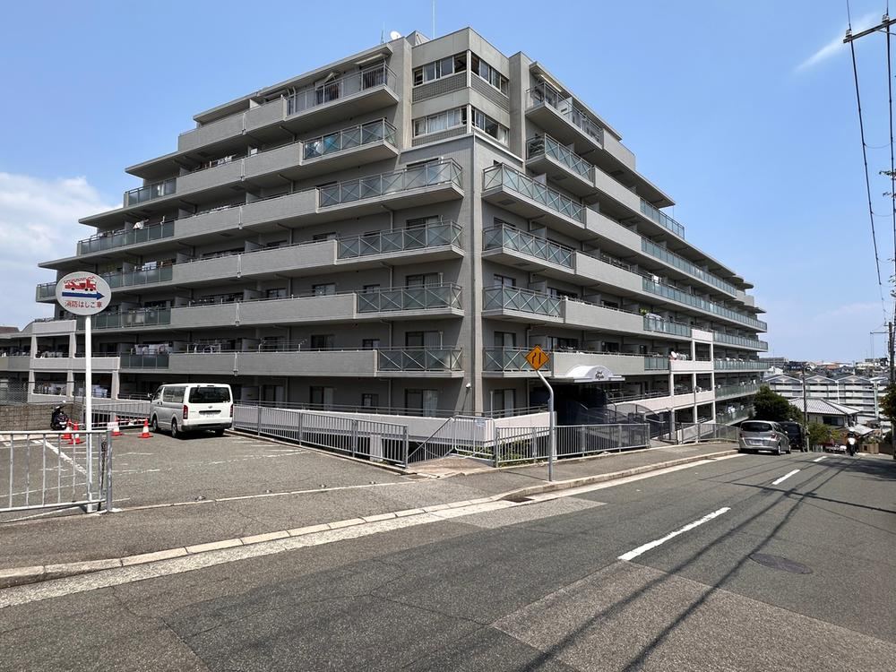 3LDK apartment in Tarumi Ward, Kobe, Hyogo - Photo 1
