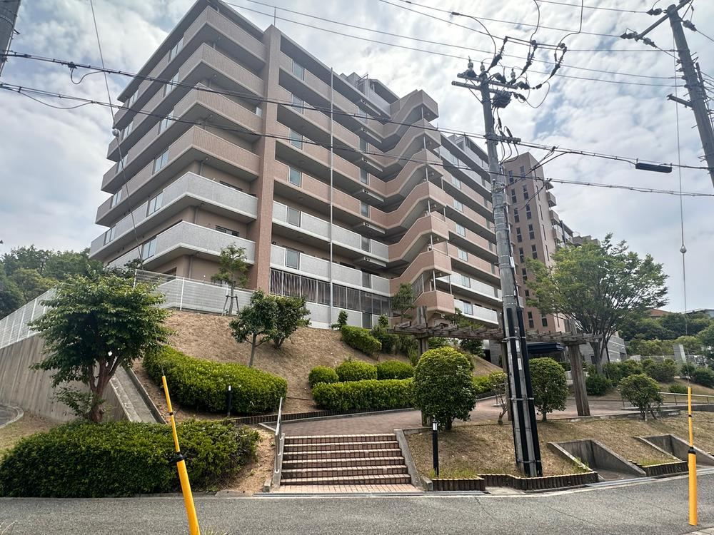 3LDK apartment in Tarumi Ward, Kobe, Hyogo - Photo 1