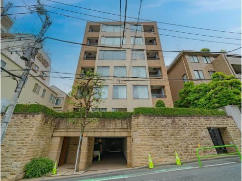 2LDK apartment in Minato Ward, Tokyo - Photo 1
