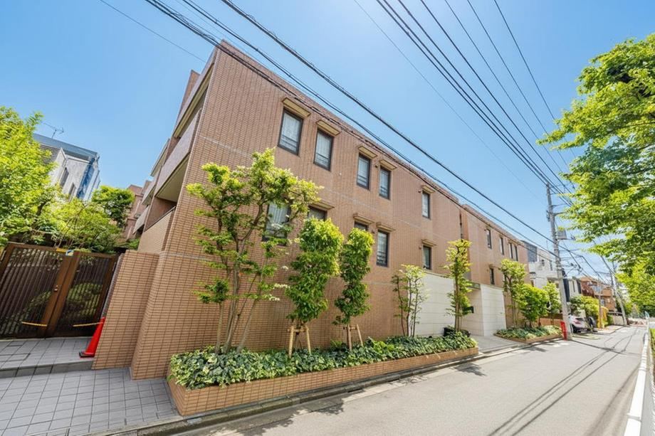 1LDK+S apartment in Meguro Ward, Tokyo - Photo 1