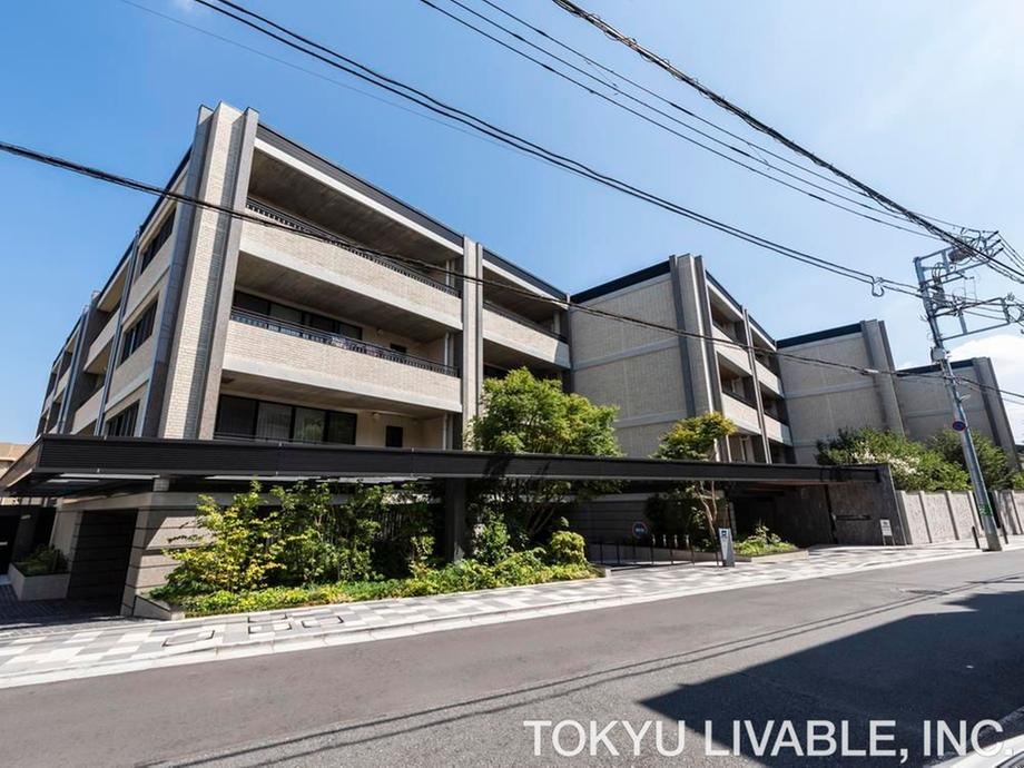 3LDK apartment in Shibuya Ward, Tokyo - Photo 1