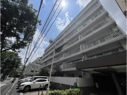 2LDK apartment in Minato Ward, Tokyo - Photo 1