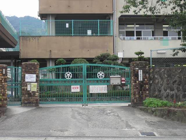4DK apartment in Kure, Hiroshima - Photo 1